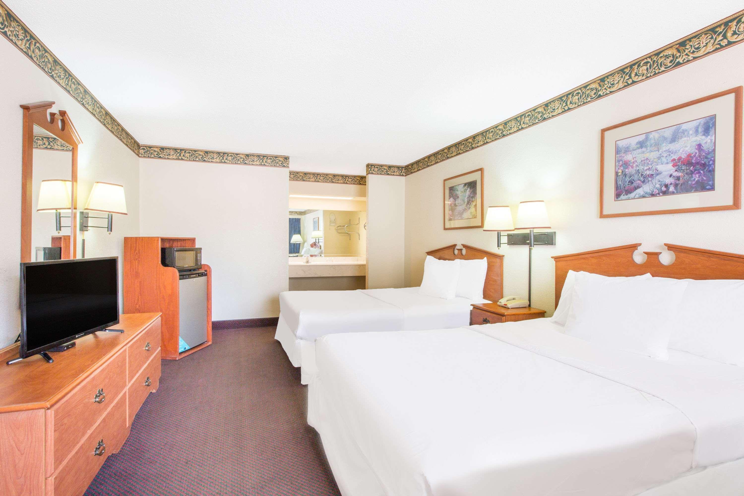 Days Inn & Suites By Wyndham מרשל מראה חיצוני תמונה