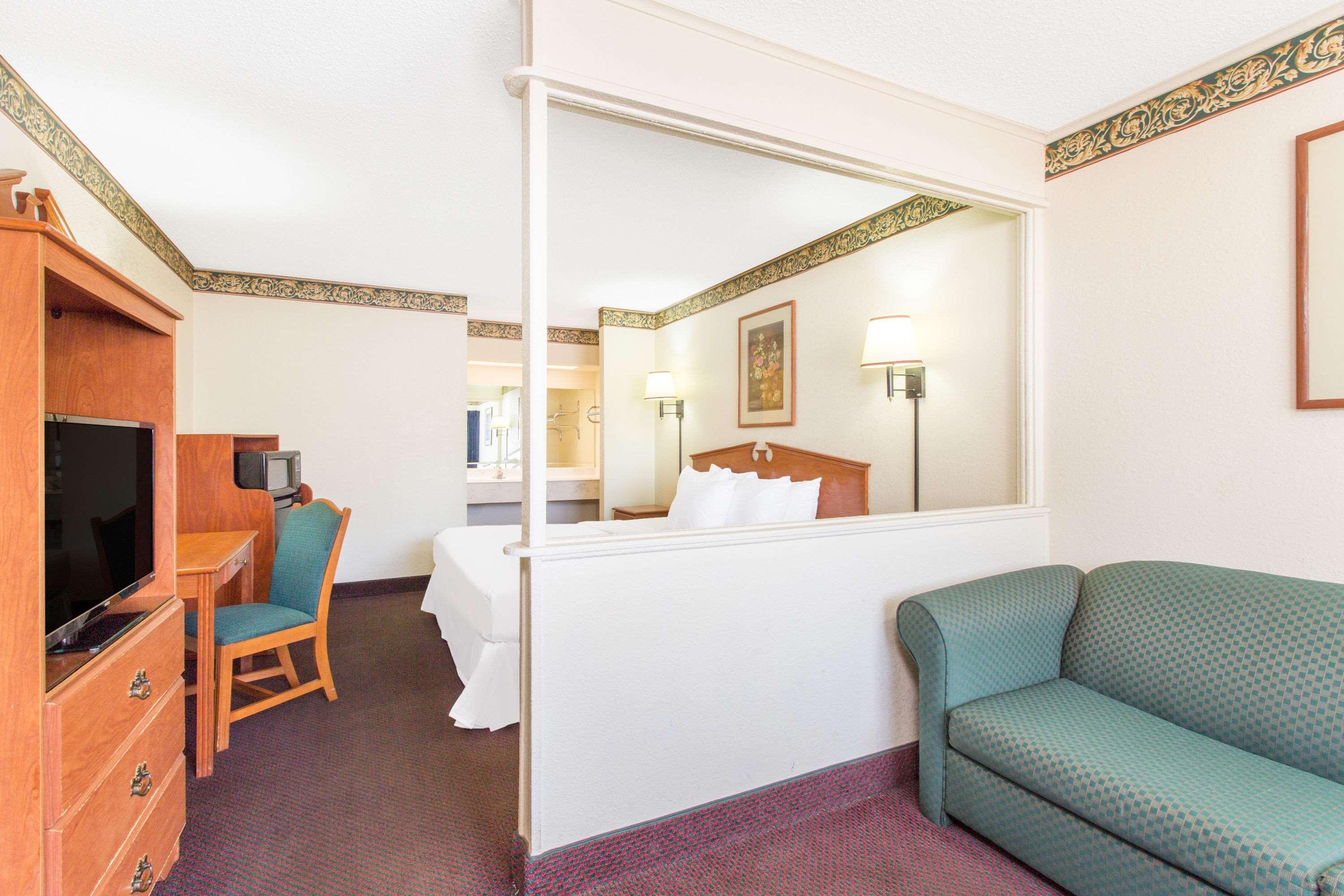 Days Inn & Suites By Wyndham מרשל מראה חיצוני תמונה