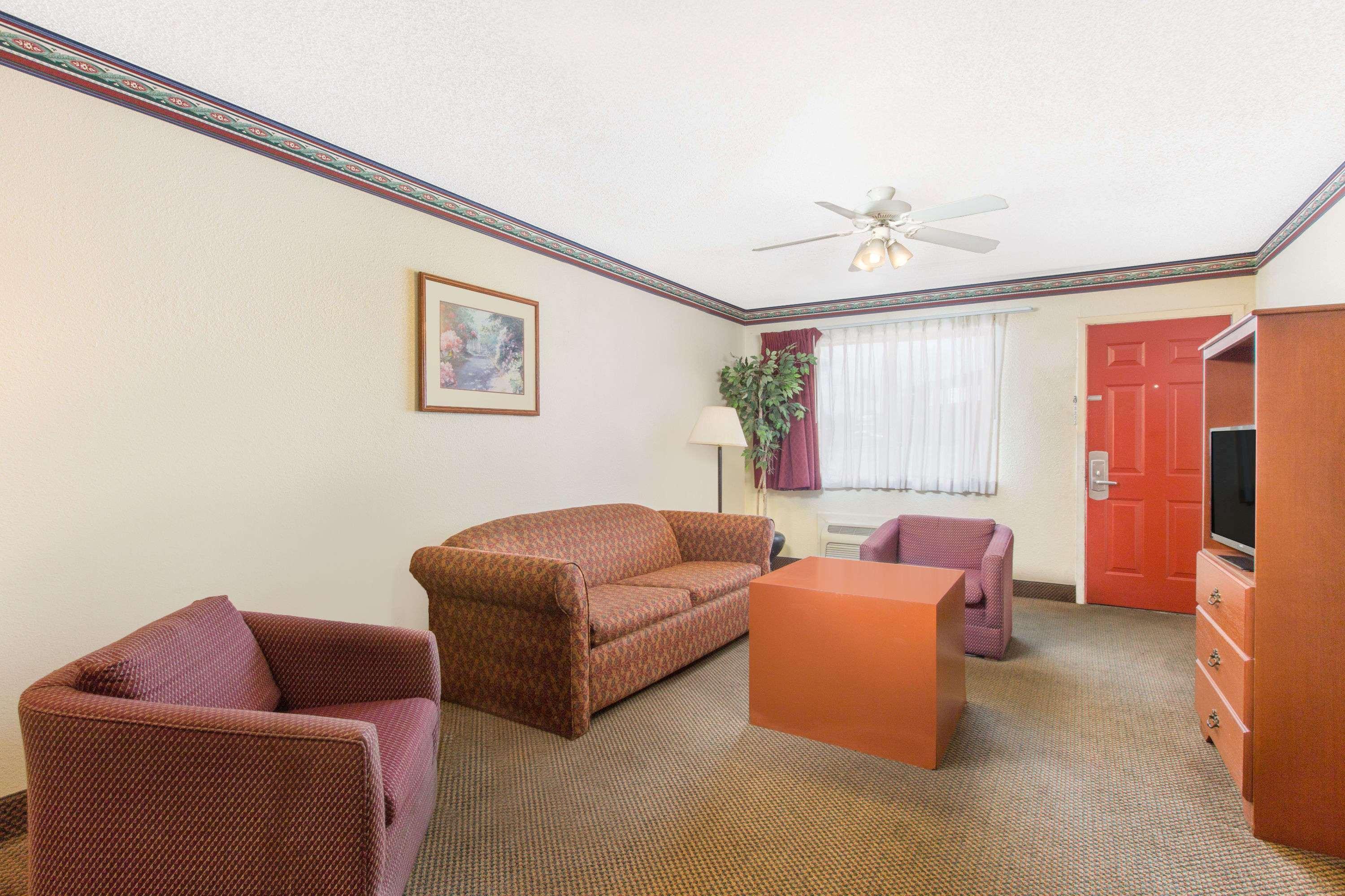 Days Inn & Suites By Wyndham מרשל מראה חיצוני תמונה